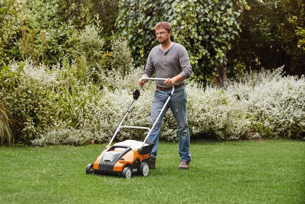 STIHL - 6291-200-0012 - Scarificatore a batteria RLA 240 con batteria AK 30 S e caricabatterie AL 101